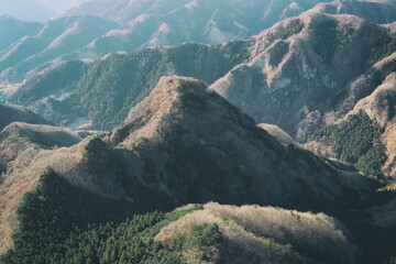 Winter withered mountains seen from the ridge (dead trees) (mountains) (late autumn / early winter) 稜線から見る冬枯れの山々 (枯れ木)(山脈)(晩秋/初冬)