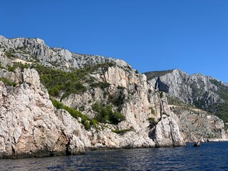 Fototapeta na wymiar Hvar Insel und Stadt - Dalmatien Kroatien Adria Mittelmeer - Ausflugsziel rote Felsen zum Tauchen und Schwimmen