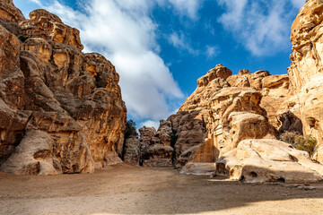 Derserto Wadi Rum in Giordania, rocce e sabbia, beduini e cammelli