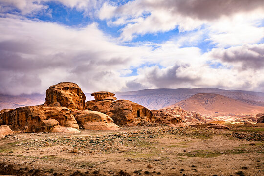 Derserto Wadi Rum in Giordania, rocce e sabbia, beduini e cammelli
