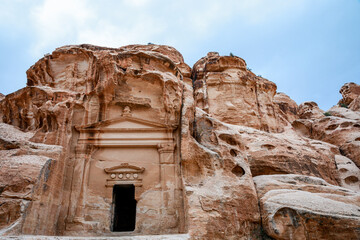 Derserto Wadi Rum in Giordania, rocce e sabbia, beduini e cammelli