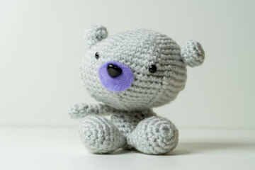 Amigurumi Eisbär selbstgemacht aus Wolle gehäkelt