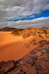 Derserto Wadi Rum in Giordania, rocce e sabbia, beduini e cammelli