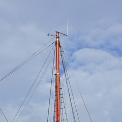 Obraz premium mast of the sailboat, sail and rope