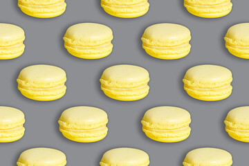 Ultimative gelbe Macarons auf einem ultimativen grauen Hintergrund 2021 Farbmuster © Hanna Haradzetska