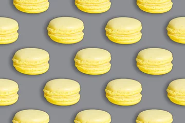 Ultimative gelbe Macarons auf einem ultimativen grauen Hintergrund 2021 Farbmuster © Hanna Haradzetska