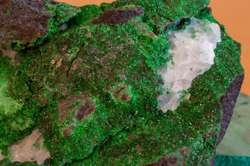 Uvarovite and calcite in periodotitis