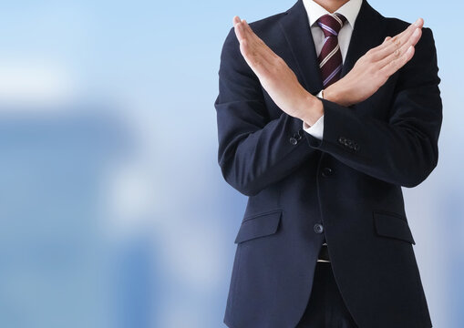 バツのポーズのビジネスマン