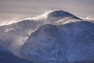 Fototapeta na wymiar Zima w górach, silny wiatr i zagrożenie lawinowe w Tatrach