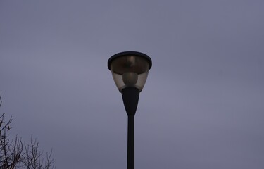 Farola en la calle con cielo gris