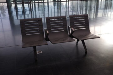 Tres sillas vacías en edificio moderno
