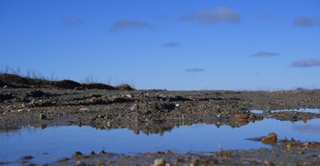 Lago con reflejo del cielo azul
