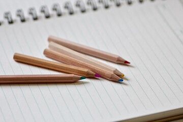 ノート上の色鉛筆