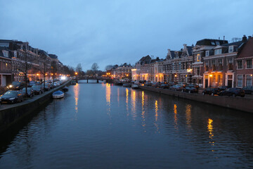 Fototapeta na wymiar Kanal in Haarlem, Die Niederlande