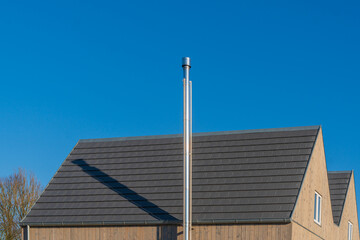 Schornstein aus Edelstahl an der Fassade