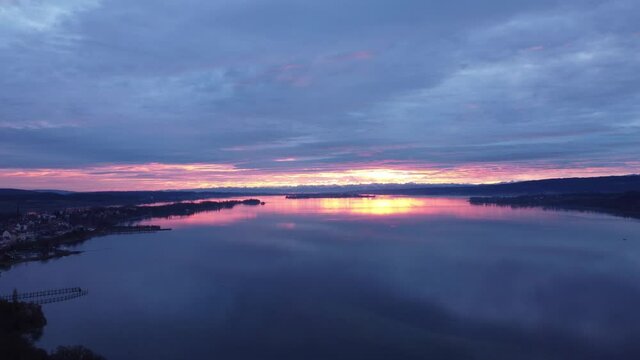 Sonnenaufgang über dem Bodensee, links am Horizont die Halbinsel Mettnau in der Mitte die Insel Reichenau