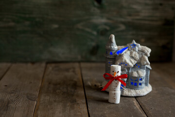 New Year's house and a snowman made of marshmallows.