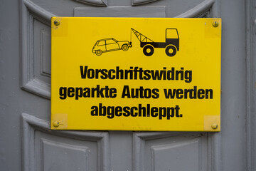 sign on a wall - Abschleppen