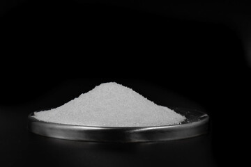 Ácido cítrico en fondo negro