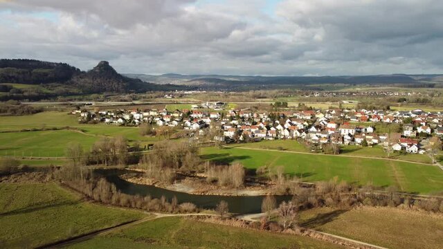 Die Radolfzeller Aach im Hegau mit dem Dorf Hausen an der Aach am Horizont der Hohenkr&auml;hen - Teil 3