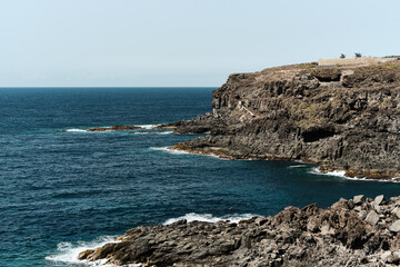Oceano Atlantico contro gli scogli a Tenerife