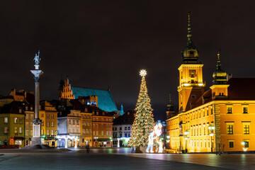 Fototapeta na wymiar Christmas tree in the Castle Square in Old Town part of Warsaw, Poland.