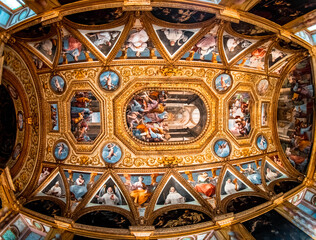 Fototapeta na wymiar interior of the cathedral