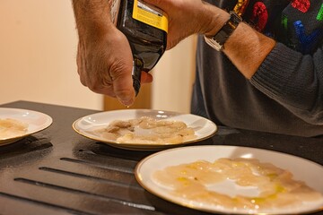 Préparation en cuisine du Carpaccio de saint Jacques