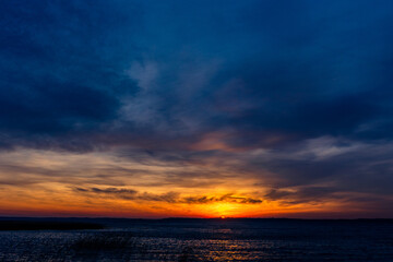 Malowniczy zachód słońca nad jeziorem Mamry w Węgorzewie
