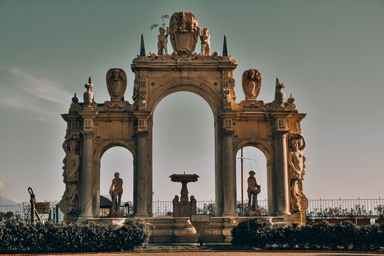 The Giant's Fountain is one of the monumental fountains of Naples from the early 17th century; is located in the historic center in via Partenope, a short distance from the Castel dell'Ovo.