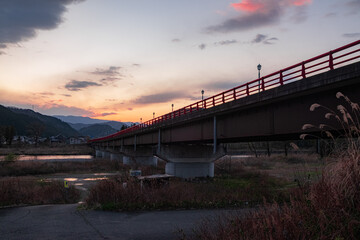 Fototapeta na wymiar 夕焼けと赤い橋