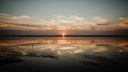 Fototapeta premium Sonnenuntergang im Wattenmeer am Reiseziel Dorum an der Nordsee