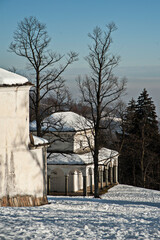 due costruzioni (cappelle) del sacro monte di oropa innevate fra gli alberi