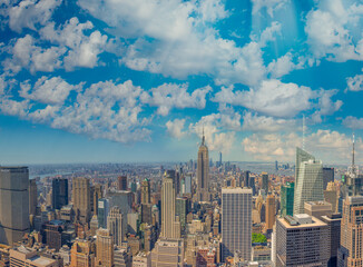 Obraz premium NEW YORK CITY - JUNE 10, 2013: Panoramic aerial view of Manhattan from a city rooftop at sunset