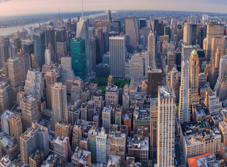Fototapeta premium NEW YORK CITY - JUNE 10, 2013: Panoramic aerial view of Manhattan from a city rooftop at sunset