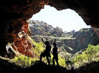 Dos mujeres dentro de una cueva en el Cerro del Hierro, Parque Natural Sierra Norte de Sevilla, España.