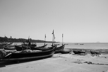 Boats at the shore of the Indian ocean in black and white