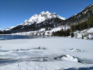 Fototapeta na wymiar frozen lake and surrounding panorama
