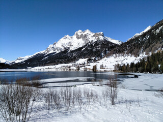 Fototapeta na wymiar frozen lake and surrounding panorama