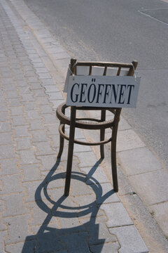 Hinweisschild eines Antiquitaetengeschaefts.