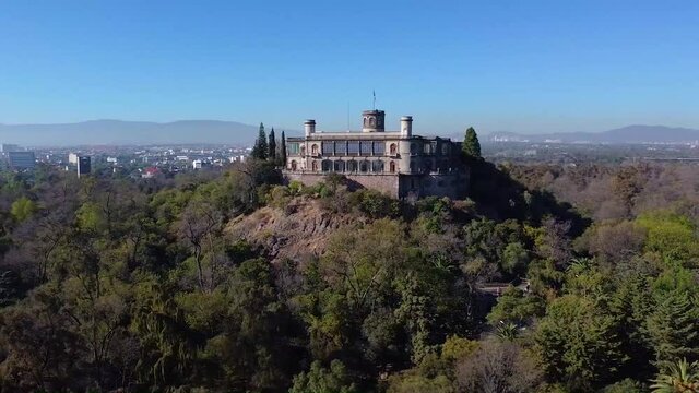 Castillo de CHapultepec en la Ciudad de M&eacute;xico con movimientos y vista a&eacute;rea