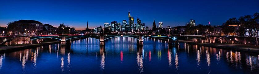Frankfurt zur Blauenstunde Weitwinkel
