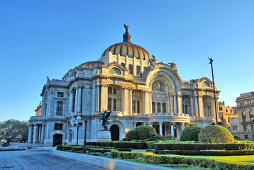 Fototapeta na wymiar The Palacio de Bellas Artes (Palace of Fine Arts) in Mexico City.