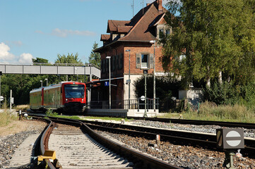 Bahnhof mit Nahverkehrszug, Eisenbahn, Triebwagen, ÖPNV