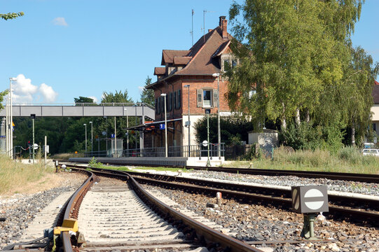 Bahnhof mit Nahverkehrszug, Eisenbahn, Triebwagen, &Ouml;PNV