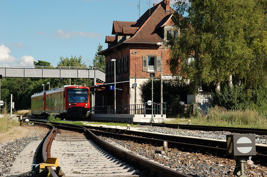 Bahnhof mit Nahverkehrszug, Eisenbahn, Triebwagen, &Ouml;PNV