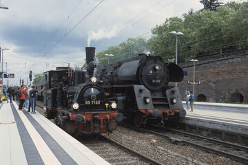 Fototapeta na wymiar Historische Dampflokomotiven Im Bahnhof