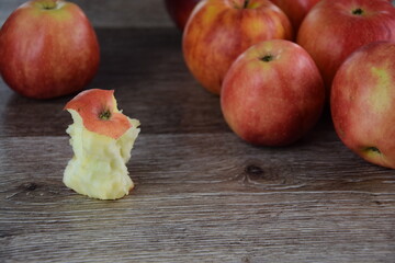 Świeże czerwone jabłka drewniane tło