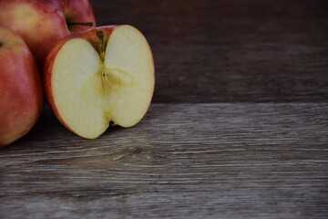 Świeże czerwone jabłka drewniane tło