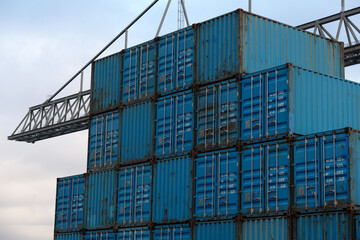 Cargo containers in a cargo terminal with a container bridge - Stockphoto
